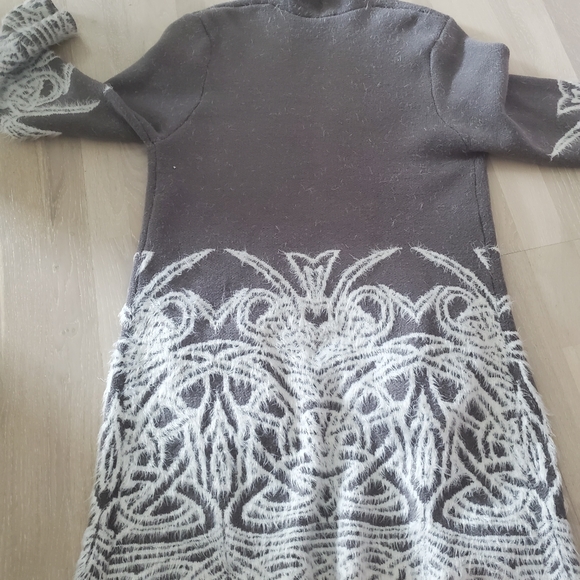 Laura Grey and White Sweater with Filigree Inspired Design Size Medium - Picture 5 of 13